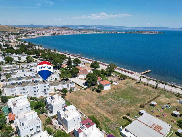 ÇANDARLI'DA DENİZE SIFIR SİTENİN ÖN SIRASINDA EŞYALI SATILIK 2+1 DAİRE
