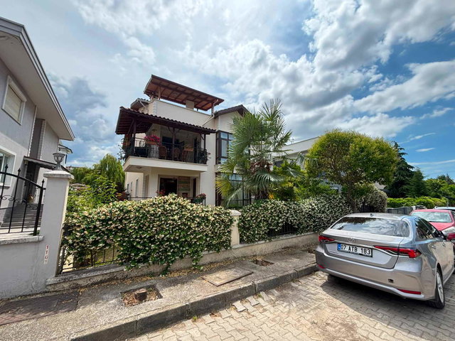REMAX ŞEHİR KADIKÖY ÖZDEN MAH. FULL EŞYALI ÇATI KATI 2+1 DAİRE
