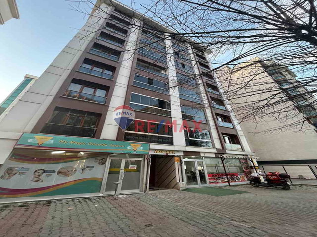 E5 VE METROBÜSE YÜRÜME MESAFESINDE SATILIK 2+1 TEMIZ DAIRE