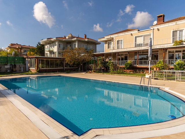 TEPEKENT VİLLARINDA 2000M2 ARSA IÇERISINDE SATILIK 7+2 HAVUZLU VILLA