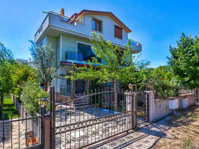 DİKİLİDE DENİZE YAKIN SATILIK 4+1 TRİPLEX VİLLA