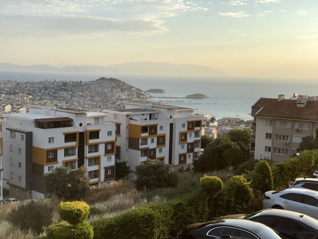 EGE MAHALLESİ KIRMIZI EVLER SİTESİ DENİZ MANZARALI EŞYALI SATILIK 4+1 DAİRE