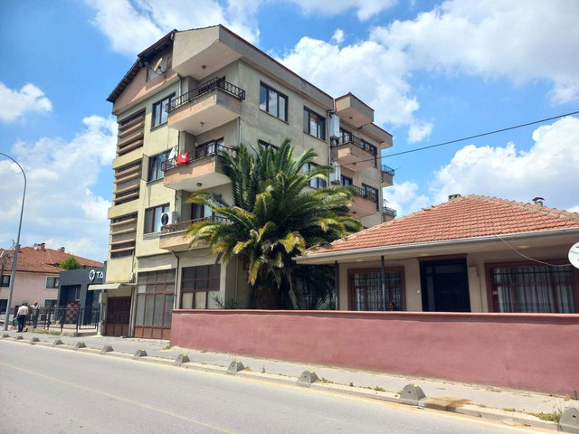 REMAX MAVI-PATATESHALI-CADDEÜZERI NEZIH AILEAPT BAKIMLI GENIŞ3+1