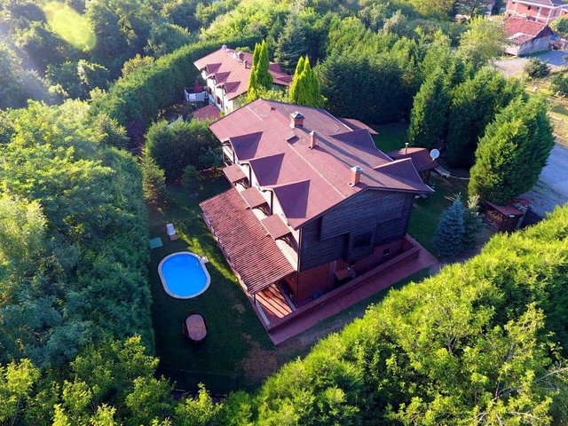 SAPANCA KURUÇEŞM'DE 2355 M2 İÇİNDE SATILIK  MÜSTAKİL VİLLA...