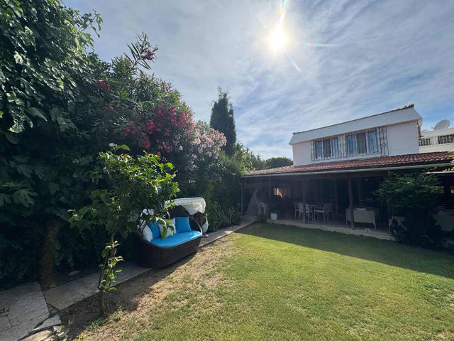 ÇEŞME ILICA SWİSSOTEL SOKAĞINDA, DENİZE YÜRÜME MESAFESİNDE 4+1 VİLLA