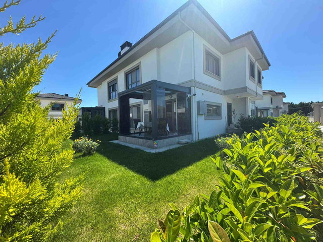 REMAX ANKA'DAN HAVUZLU BUTİK SİTE İÇERİSİNDE SATILIK VİLLA