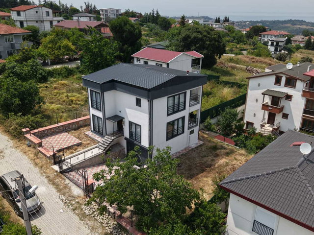 REMAX ŞEHİR 2'DEN, AKKÖYDE DENİZ MANZARALI, OTURUMA HAZIR VİLLA
