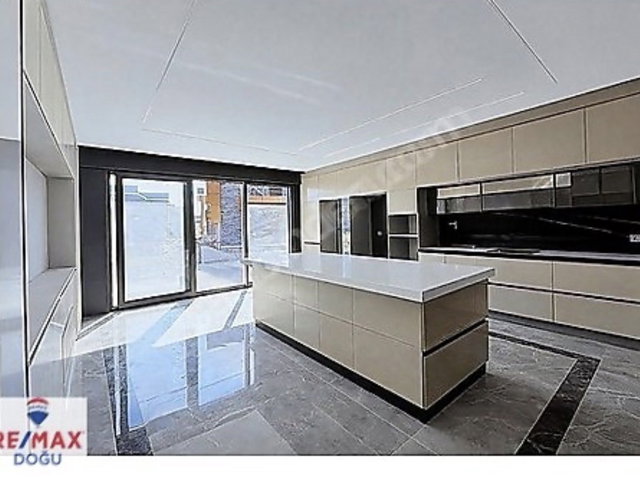 REMAXDOĞU ATAŞEHİR'DE PRESTİJLİ SİTE İÇİNDE ÖZEL TASARIM VİLLA