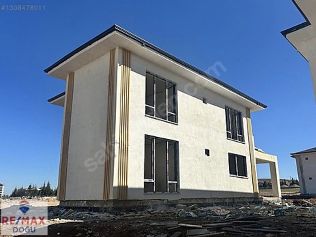 REMAXDOĞU/ATAŞEHİR MERKEZİNDE 500M2 ÜZERİNE KURULU HAVUZLU VİLLA