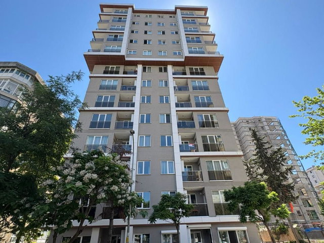 KOZYATAĞI'NDA METROYA YAKIN SIFIR BİNADA BALKONLU SATILIK 2+1