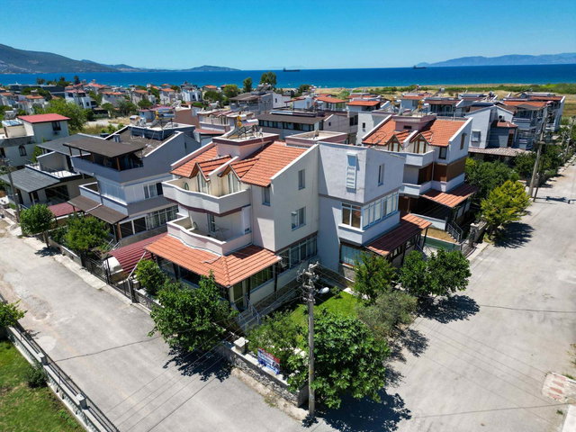 DİKİLİDE DENİZE 250 METRE MESAFEDE GENİŞ BAHÇELİ 4+1 VİLLA