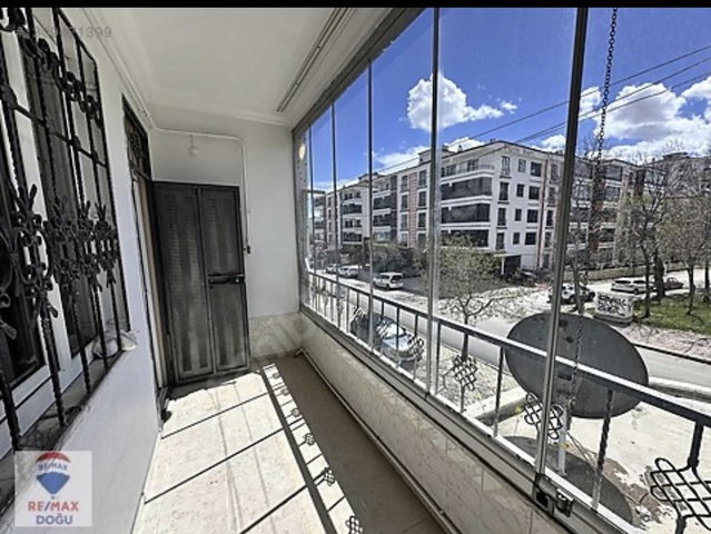 REMAX DOĞUDAN SÜRSÜRÜ 3+1 185 M2 ARA KAT SATILIK DAİRE