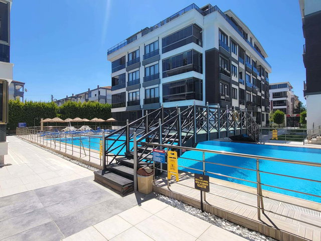 ALTINKUM'DA HAVUZLU SİTEDE SATILIK 2+1 DAİRE