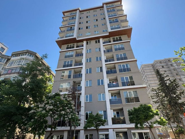 KOZYATAĞI'NDA METROYA ÇOK YAKIN SIFIR BİNADA BALKONLU SATILIK 2+1