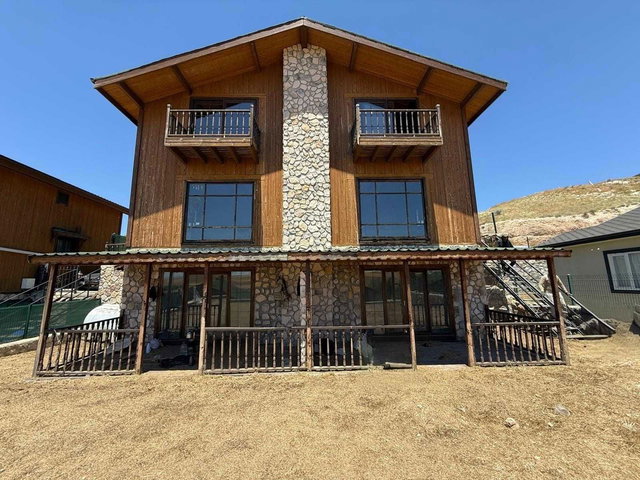 SINCAN TEMELLI ALAGÖZ'DE SATILIK 4+2 VILLA, 330M², GENIŞ BAHÇELI