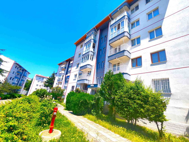 YEŞİLLİKLER İÇERİSİNDEKİ SİTEDE KİRALIK 2.KAT 3+1 EŞYALI DAİRE