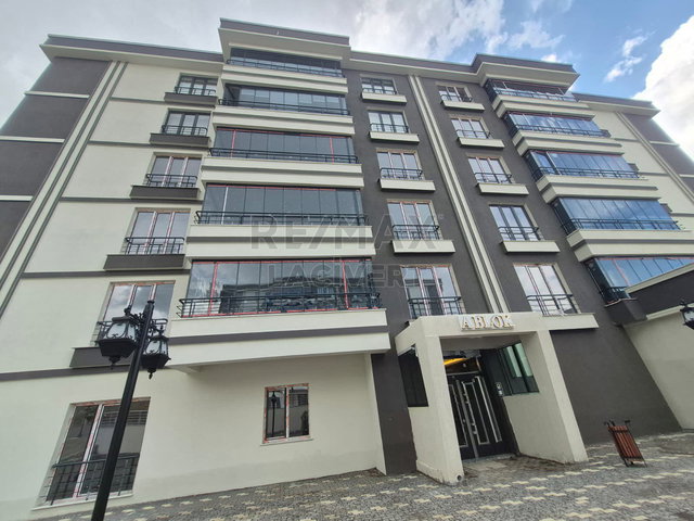 RE/MAX LACİVERT'TEN YILDIZKENT'TE SATILIK4+1 DAİRE