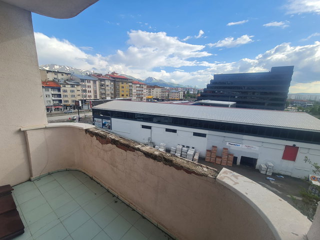REMAX İLKE'DEN 50. YIL CADDESİ'NDE 4+1 KİRALIK DAİRE
