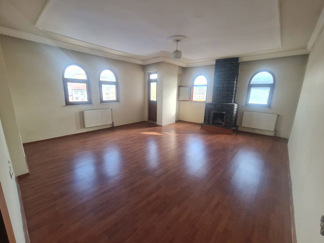 REMAX İLKE'DEN 50. YIL CADDESİ'NDE 4+1 KİRALIK DAİRE