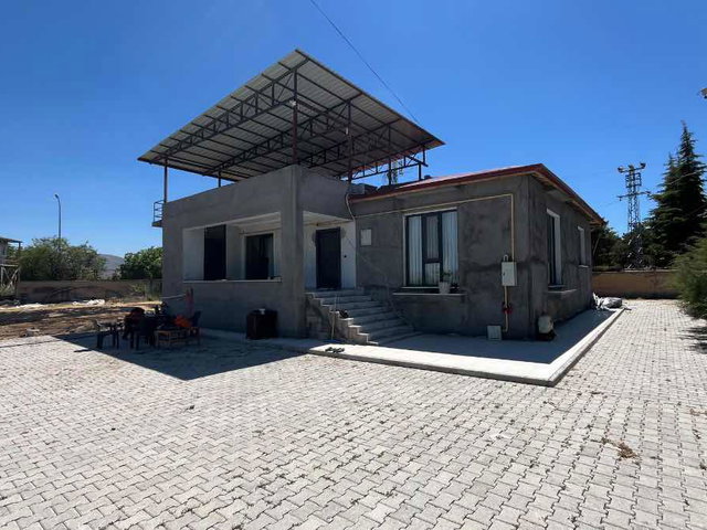 REMAX DOĞUDAN YAZIKONAK MERKEZDE SATILIK MÜSTAKİL EV VE ARSASI