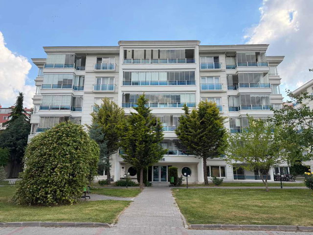 ETİMESGUT AYYILDIZ MAH. SİTE İÇERİSİNDE 160 M2 GENİŞ 3+1 DAİRE