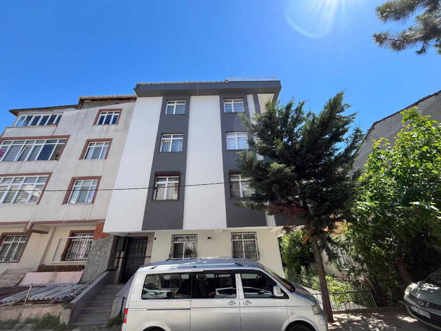 ÇEKMEKÖY ÇAMLIK MH'NDE GENİŞ BAHÇE KULLANIMLI 2+1 SATILIK DAİRE