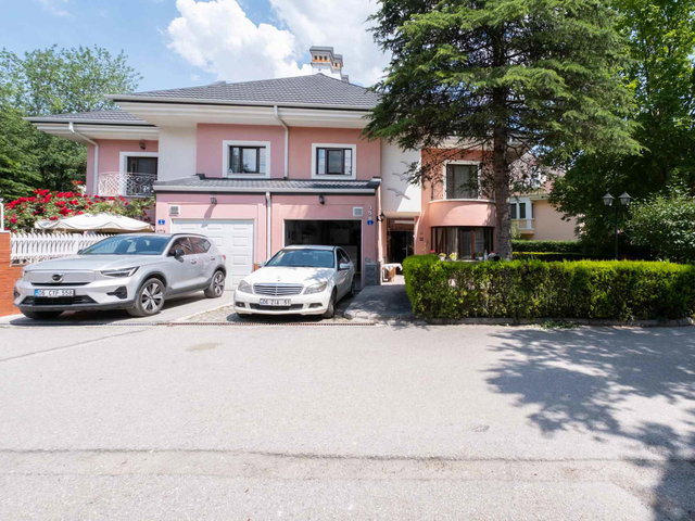 ANGORA EVLERI ALTINBEL VILLALARINDA GENIŞ BAHÇELI KÖŞE VILLA