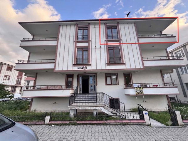 EMAX DEM'DEN BAŞBAĞLAR MAHALLESİNDE 2+0 SATILIK KİRACILI DAİRE