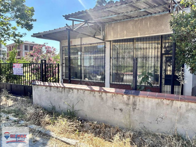 RE/MAX'DAN ÇIFTLIKKÖY'DE ANA YOLA CEPHELI TICARI+KONUT EV