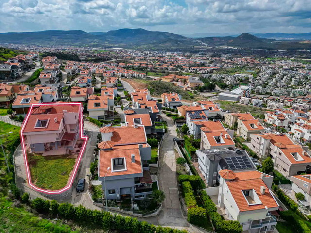 KAHRAMANDERE'DE MÜSTAKİL BAHÇELİ, DENİZ MANZARALI SİTE İÇİ VİLLA