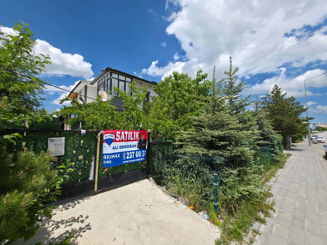 REMAX İLKE'DEN YILDIZKENT POLİS AMİRLİĞİ ARK. SATILIK 5+2 VİLLA