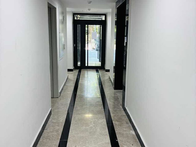 KOZYATAĞI MAHALESİNDE YAPIMI YENİ TAMAMLANAN APARTMANDA ARA KAT ÖN CEPHE KİRALIK DAİRE