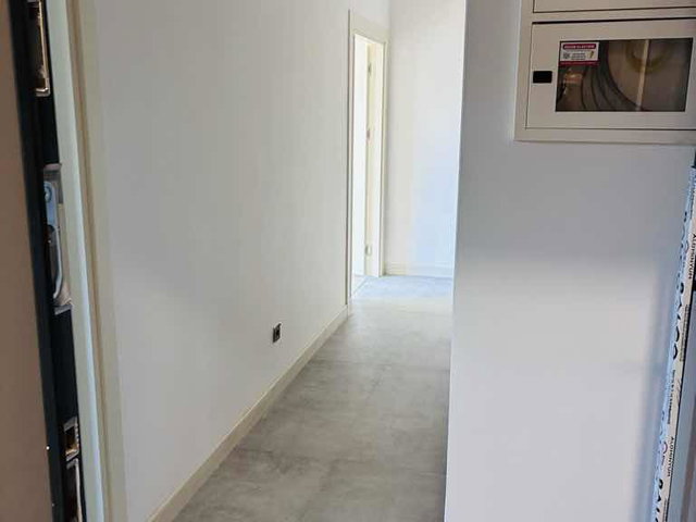 KOZYATAĞI MAHALESİNDE YAPIMI YENİ TAMAMLANAN APARTMANDA ARA KAT ÖN CEPHE KİRALIK DAİRE