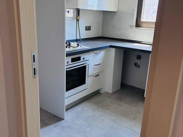 KOZYATAĞI MAHALESİNDE YAPIMI YENİ TAMAMLANAN APARTMANDA ARA KAT ÖN CEPHE KİRALIK DAİRE