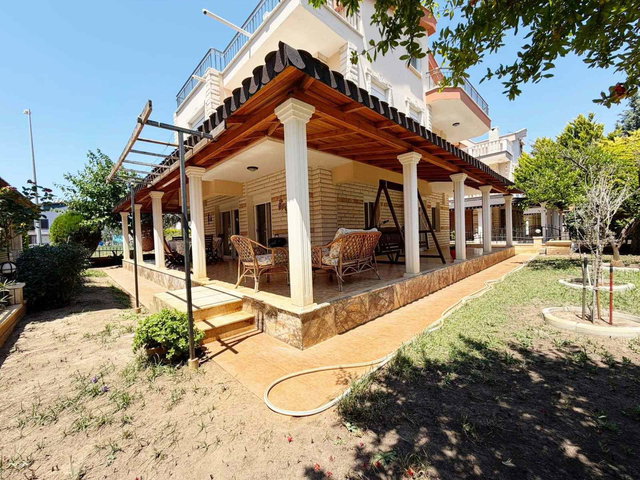 ALTINOVA SAHİLDE SİTE İÇERİSİNDE 5+1 TRİPLEX VİLLA