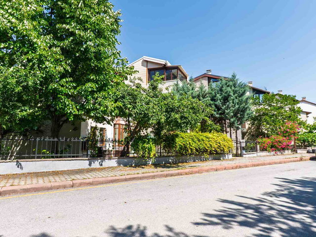 ALTIN TERAZİ SİTESİ'NDE KÖŞE KONUMLU YENİLENMİŞ VİLLA