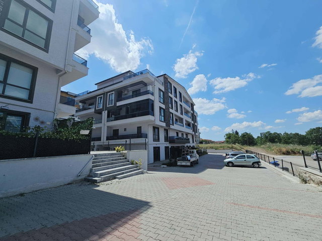 REMAX MYRADAN BAŞİSKELEDE ASANSÖRLÜ 2 BANYOLU ARAKAT 3+1 DAİRE
