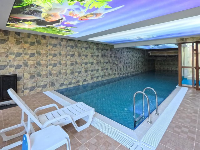 BAĞLICA'DA HAVUZLU 10+1 SATILIK KONFORLU VİLLA