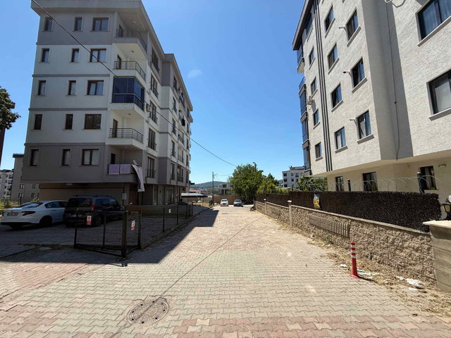 ÇEKMEKÖY ÇATALÇEŞME MAHALLESINDE BOŞ OTURUMA HAZIR SATILIK 2+1