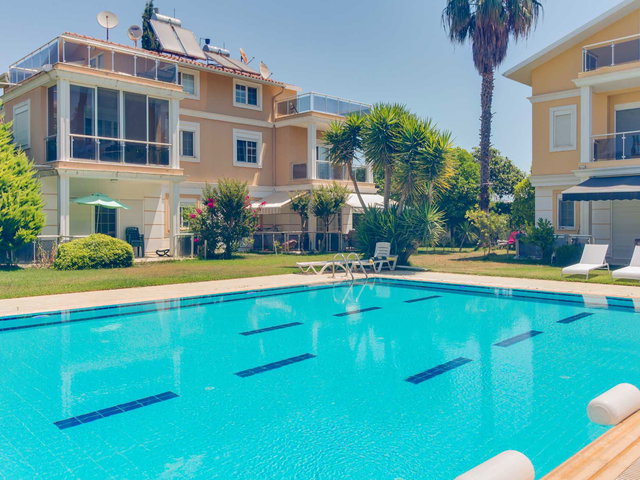 KADRIYEDE HAVUZLU SITE İÇINDE SATILIK 3+1 TRIPLEKS VILLA