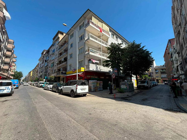 REMAX ŞEHİR KAPALI PAZARYERİ DİBİNDE AİLE APT'DA KİRALIK 3+1