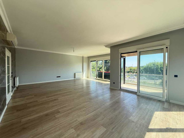 SUADIYE SAHIL'DE PRESTIJLI KONUM 180M² NET 3+1 LÜKS YALI DAIRESI
