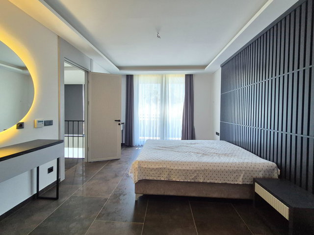 KUŞADASI AVM YANI GÜVENLİKLİ SİTEDE ULTRA LÜX 4+1 HAVUZLU VİLLA