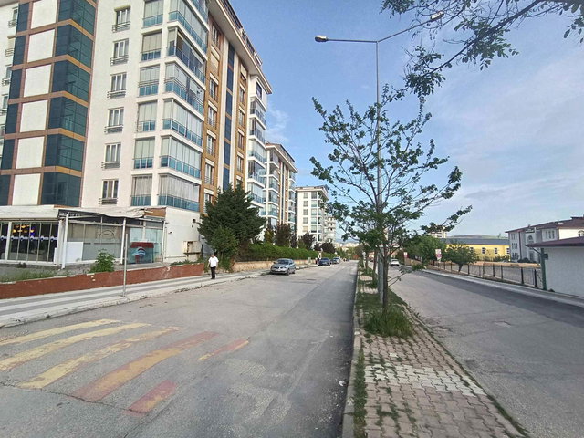 RE/MAX DEĞİŞİM'DEN CUMHURİYET MAHALESİNDE KOÇ İLKOKULU KARŞISINDA TURKUAZ SİTESİ LİFE  KİRALIK
