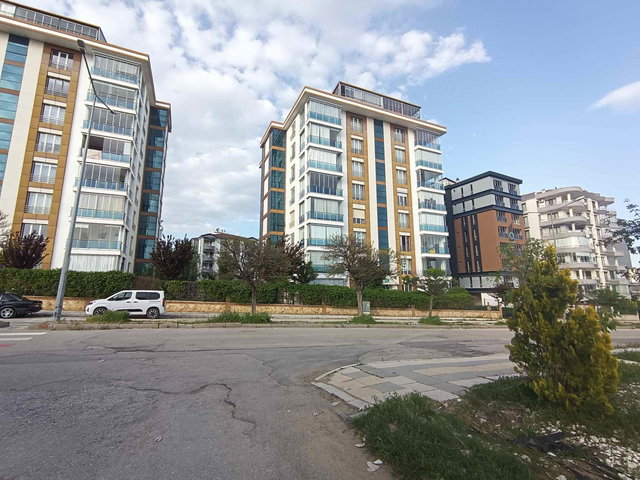 RE/MAX DEĞİŞİM'DEN CUMHURİYET MAHALESİNDE KOÇ İLKOKULU KARŞISINDA TURKUAZ SİTESİ LİFE  KİRALIK