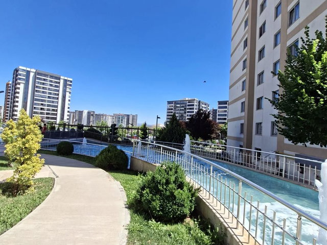 GÖLDE LUXE' DE  KONFORLU , BÜYÜK BALKONLU 1+1  KİRALIK