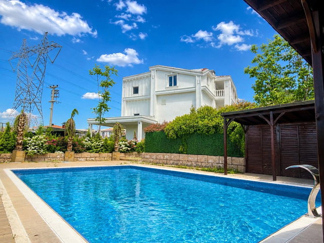 KENT ORMAN CİVARI GÜVENLİKLİ SİTE İÇİNDE LÜKS KÖŞE VİLLA