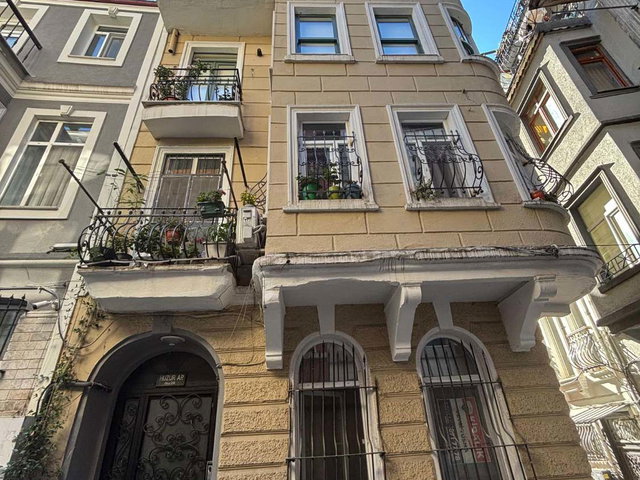 BEYOĞLU'NUN GÖZDE MAHALLESİ SURURİ MEHMET EFENDİ'DE SATILIK 2+1 DAİRE
