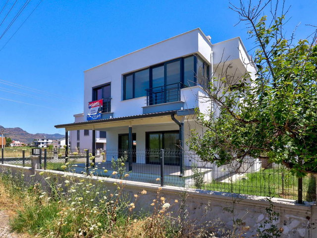 DİKİLİ SALİHLERALTINDA SATILIK ÖZEL YAPIM LÜKS VİLLA