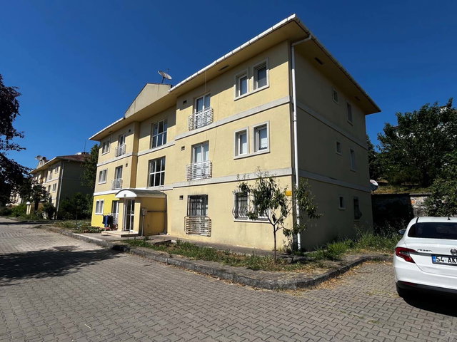ADAPAZARI KARAMAN 1409 ADA KÜME EVLERDE 3+1 YENİLENMİŞ ARAKAT DAİRE